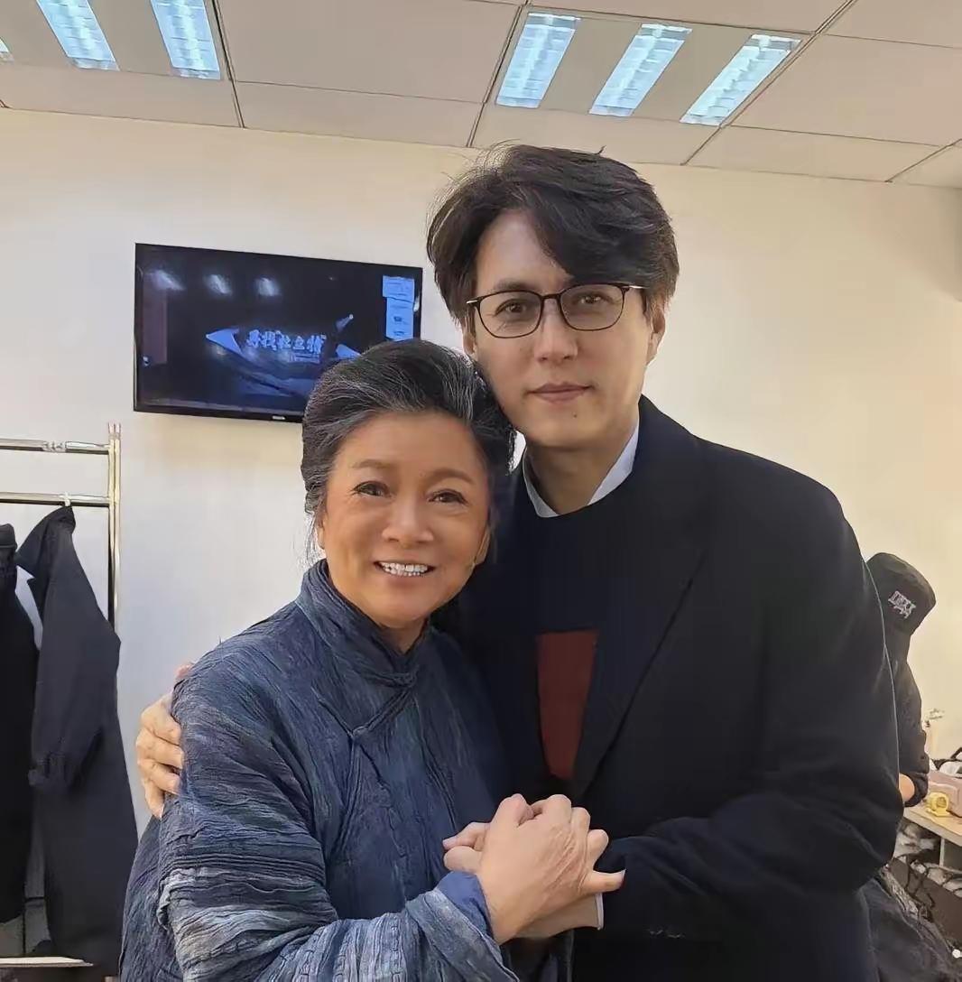 两位实力派演员
你们认识吗？
我只认识其中一位，他就是靳东，他的演技无话可说，可
