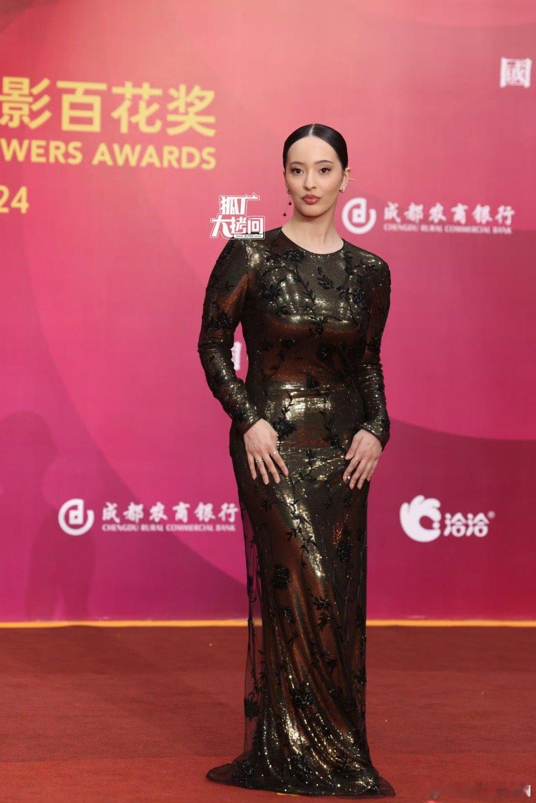 #凡希亚中式妆造##歌手2024[超话]# 凡希亚是怎么做到身材这么丰满的同时脸