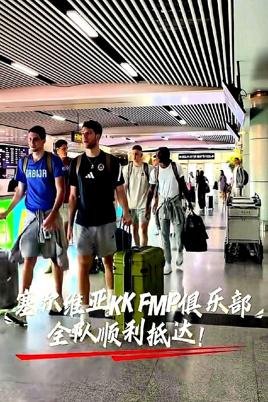 长沙黄花机场，一队人高马大的小伙子走了出来。
教练组特地把这帮狠角色请过来，就是