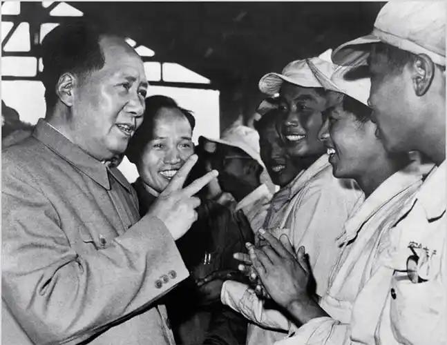 毛泽东同志的一生，是为中国人民谋幸福、 为中华民族谋复兴、为人类进步事业奋斗的一