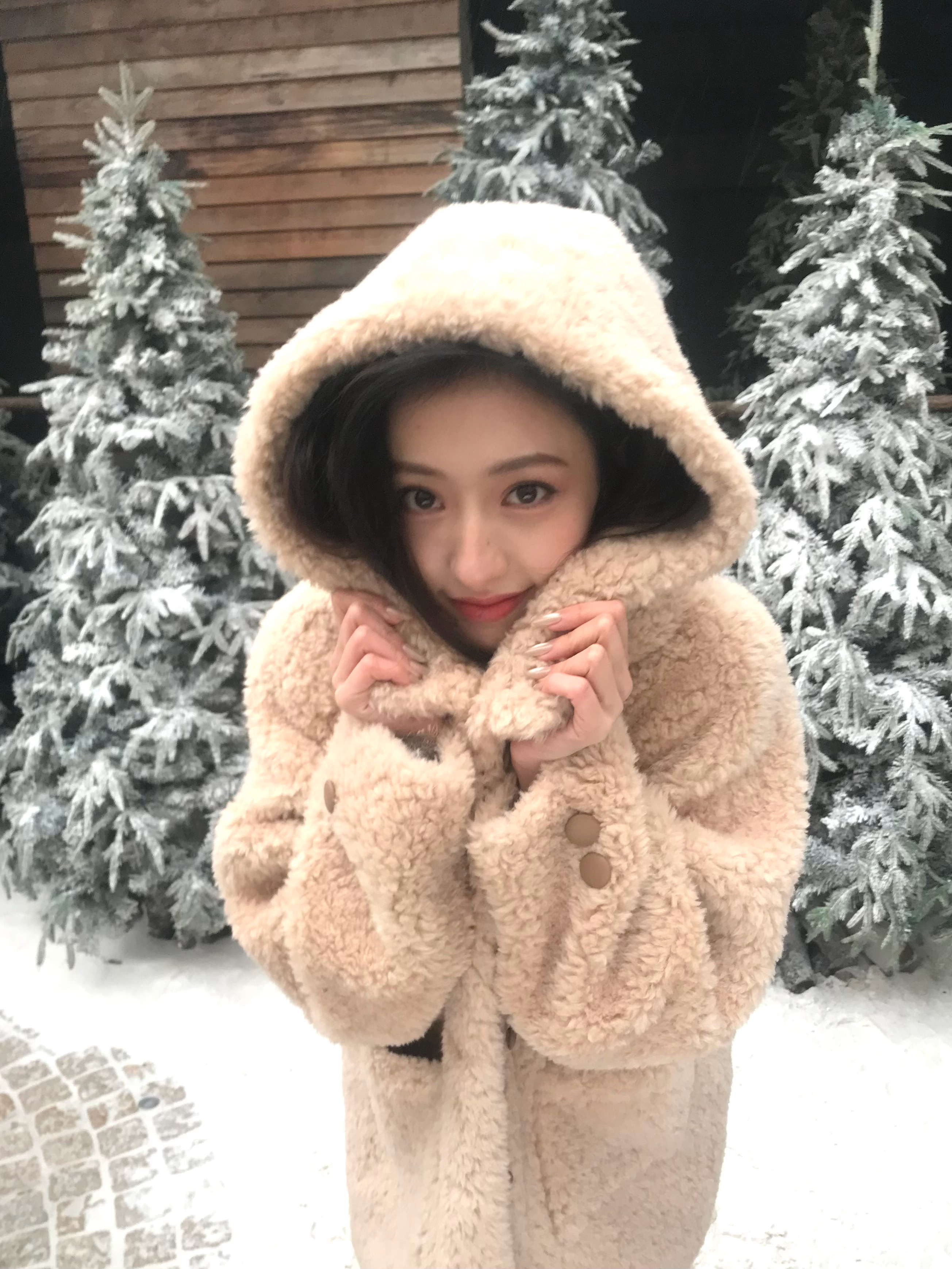 胡连馨韩小玉 和初雪❄️不管是乖乖坐在长椅上还是对着镜头笑到眼睛弯弯都又可爱又有