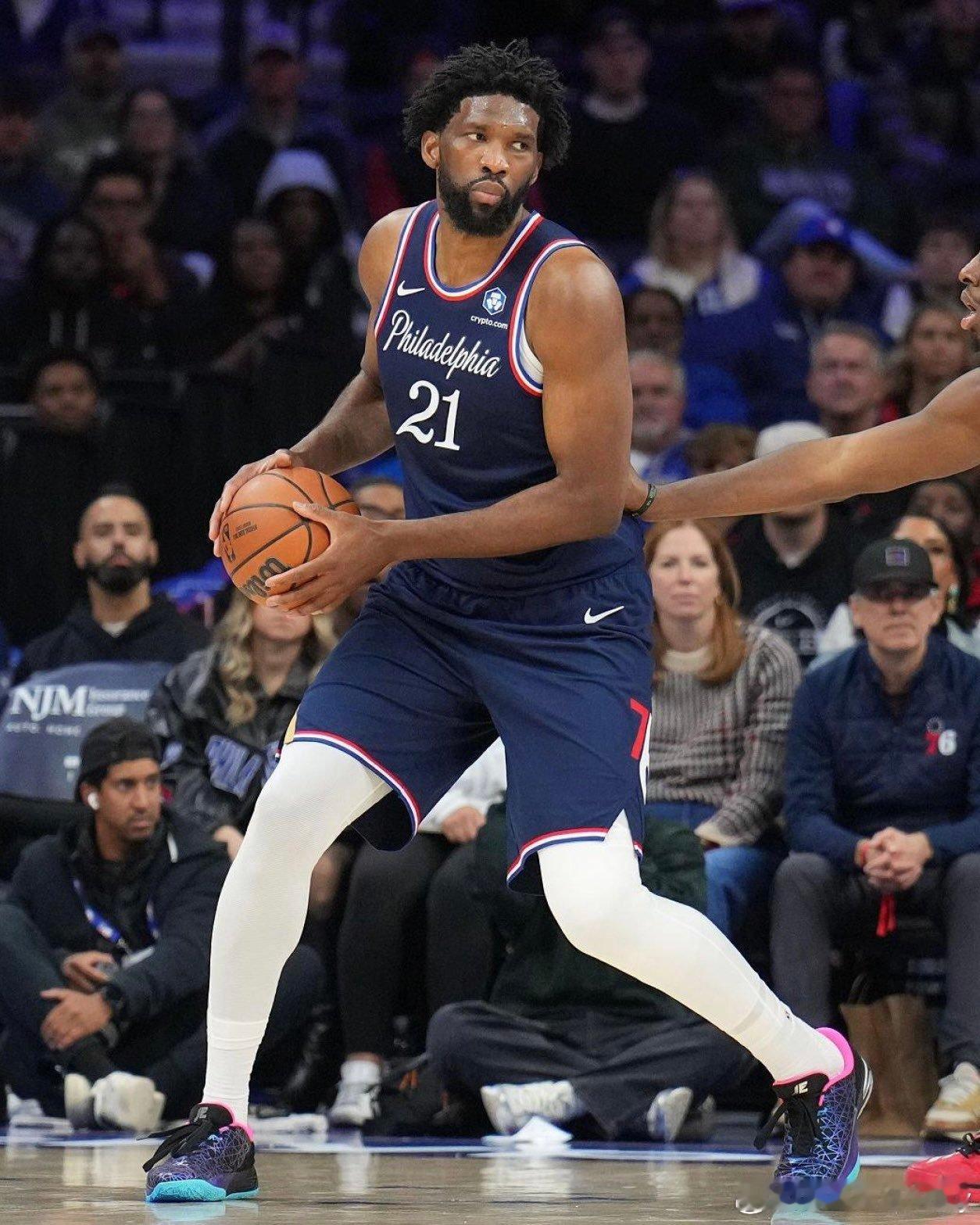 NBA对费城76人队处以10万美元的罚款，原因是他们12月1日对阵老鹰队比赛中将