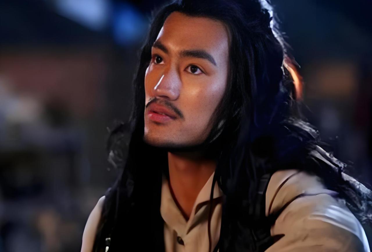 一般史料认为金日磾活着的时候还能抑制霍光，随着金日磾去世，霍光逐渐击败政敌，彻底