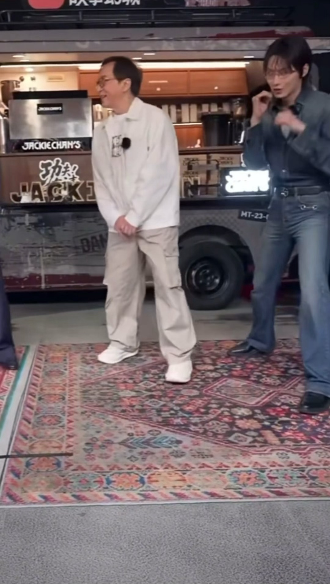 文俊辉眼里的成龙pose🈶文俊辉眼中的成龙pose