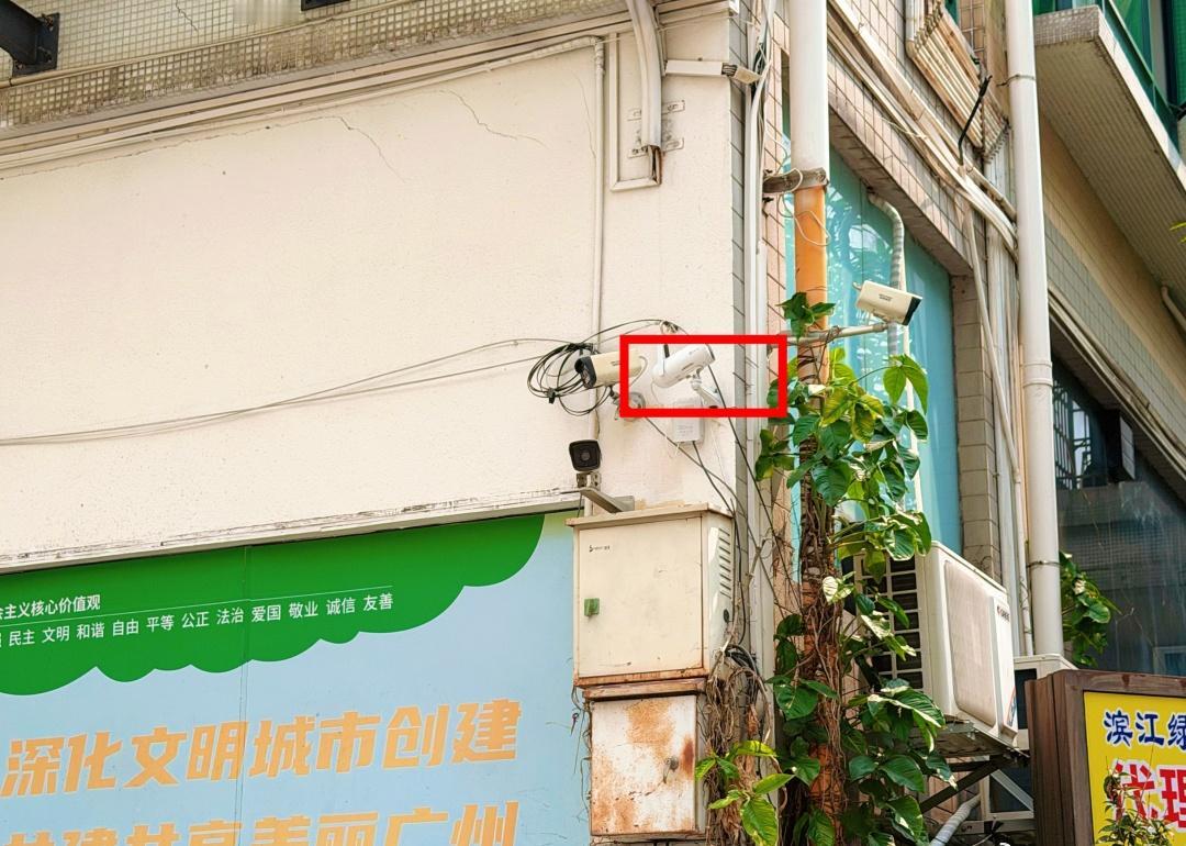 【广州一小区装摄像头专盯高空抛物】“以前小区偶尔有高空抛物、车辆剐蹭，监控看不清