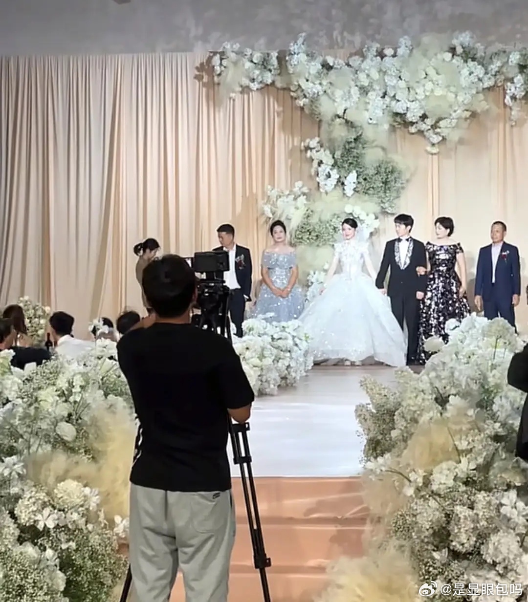 章若楠22岁三妹温州办婚礼，爸妈出镜年轻又贵气，酒席办得很隆重！ ​​​