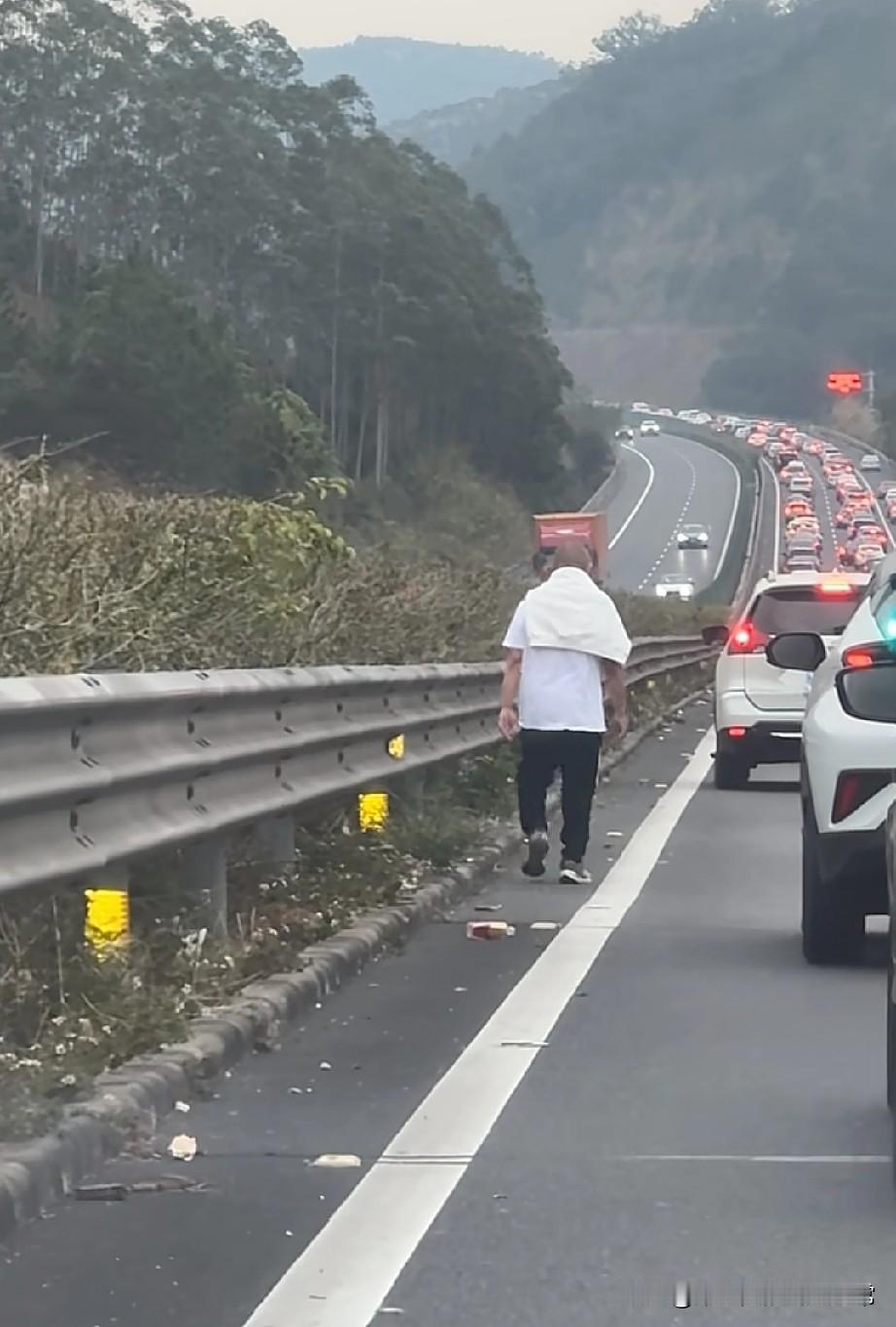 高速堵成停车场，大哥披毛巾徒步，我车满座有心无力
 
今天在高速上堵得一动不动，