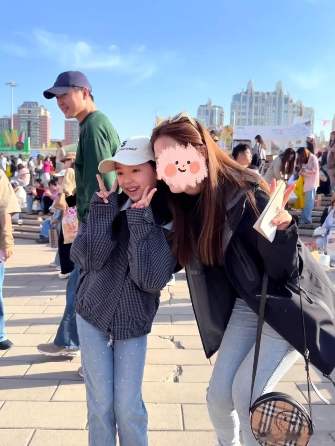 高云翔陪小酒窝逛面包节小酒窝和爸爸逛面包节 偶遇小酒窝和爸爸逛面包节，小酒窝与网
