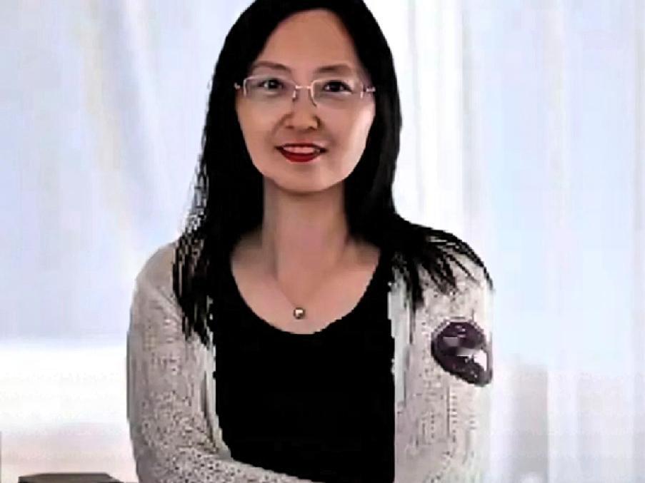 这几天被苏州地铁里“围巾妹”刷了屏！
只因在地铁上不小心把奶茶打翻，她却用自己的