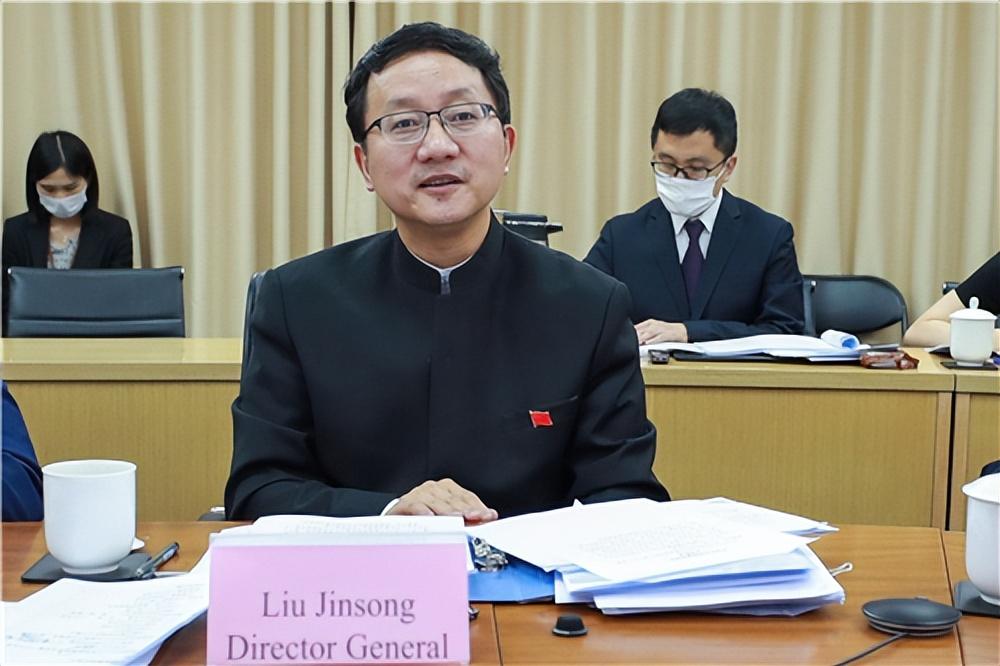 澳大利亚最近因为一条人事传闻破防了。
澳媒疯传中国将派一位“硬核”外交官接任驻澳