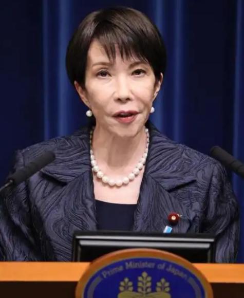 针对中国加强稀土等重要物资对日出口管制，高市早苗又一次发出强硬表态。

这个女人