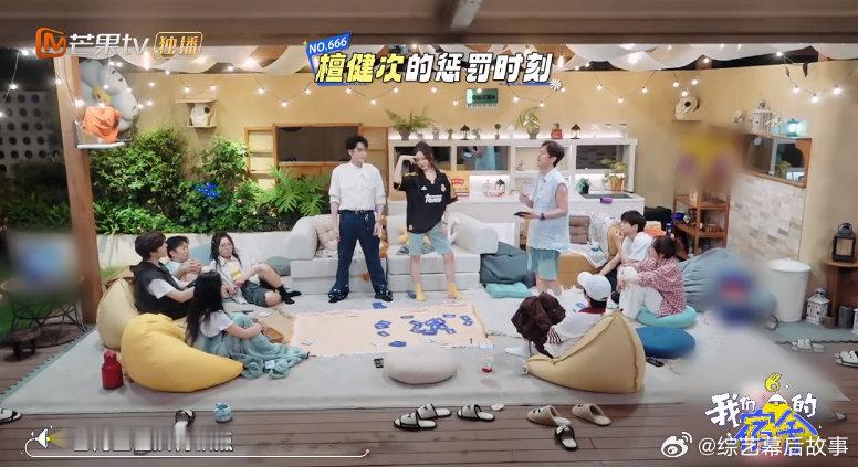 孟佳穿搭基础跳舞就不基础 我们的宿舍 孟佳和檀健次在节目里即兴共舞《九万字》，基