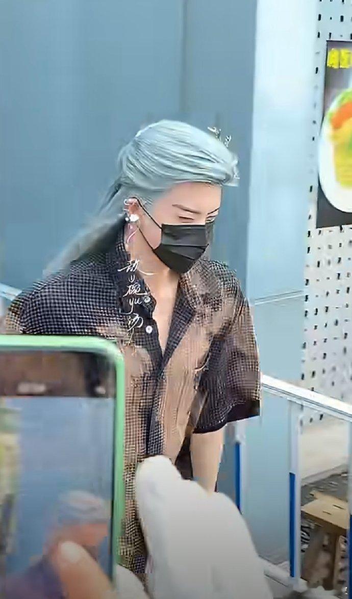 敖瑞鹏蓝发造型 敖瑞鹏新剧蓝发造型路透，被夸好看笑了~敖瑞鹏蓝发路透