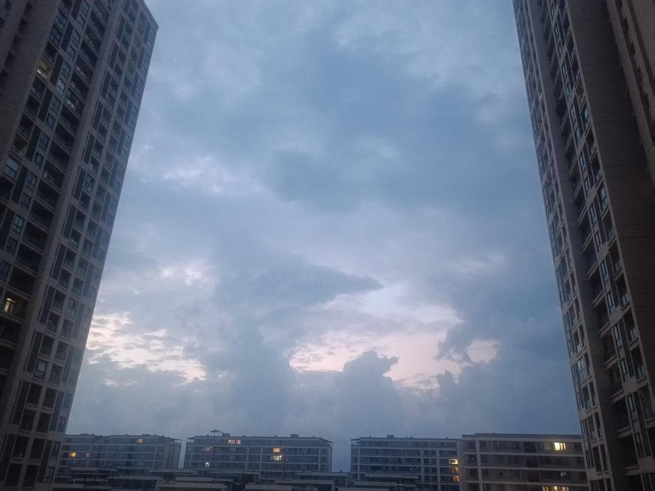 高楼围顶乌云压境，成年人的低谷，都藏着透光的缝隙
今天傍晚在阳台抬头望天空，瞬间