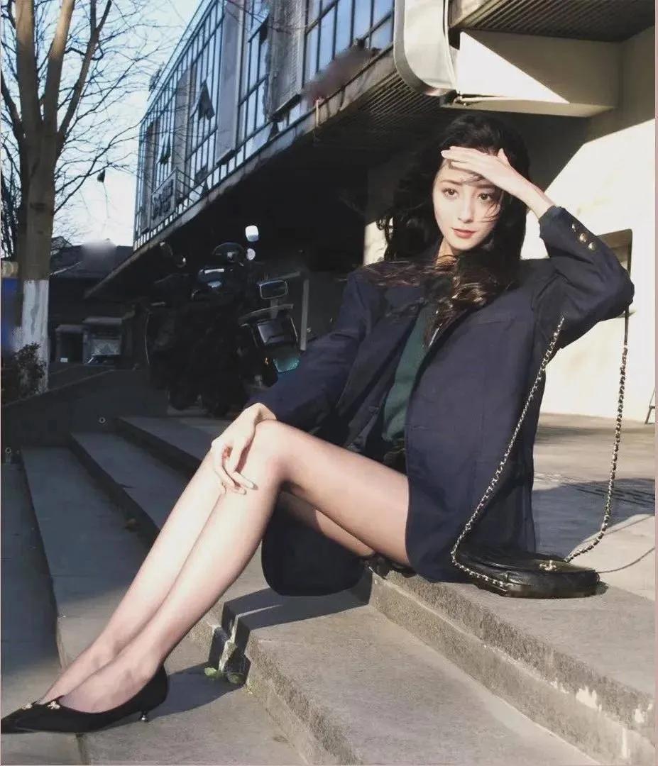 日本第一腿精
铃木美香
是日本知名网红、模特
以逆天大长腿和时尚穿搭走红
被网友