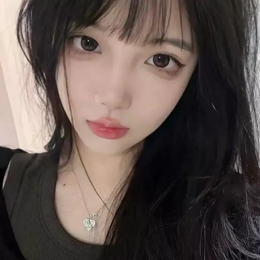 温柔可爱的女孩，黑发红唇，超甜心眼，元气满满！黑发红唇女神 红唇美少女 黑发女神