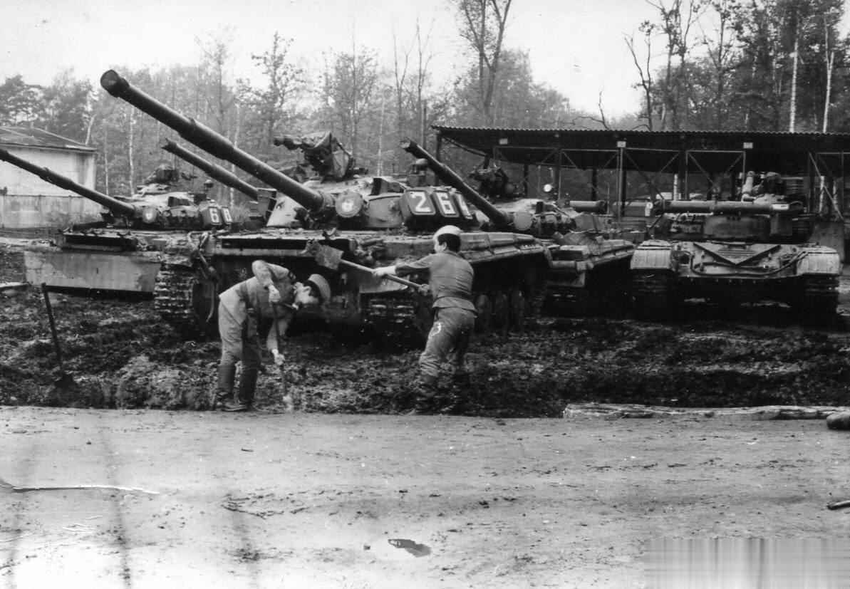 80年代驻德苏军集群的T64部队进行集结和训练的照片。T64和T80才是苏军钢铁