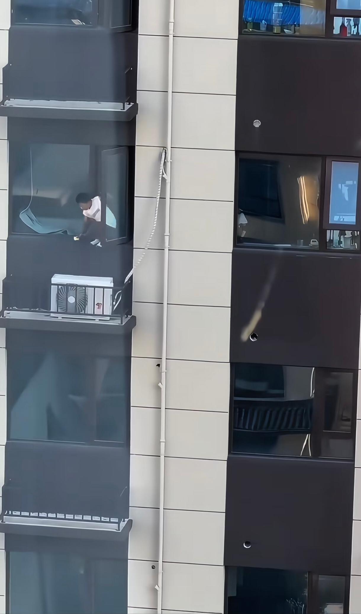 这是不恐高，要是恐高就没命了！以前网络不发达和城市普及率不高，一直都有很多胆大的