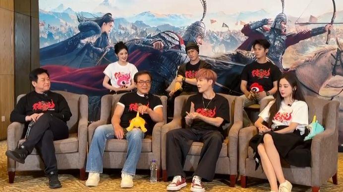 #成龙夸张艺兴全能# 舞台上的张艺兴魅力四射，不仅歌唱得好，演技也一流。成龙大哥