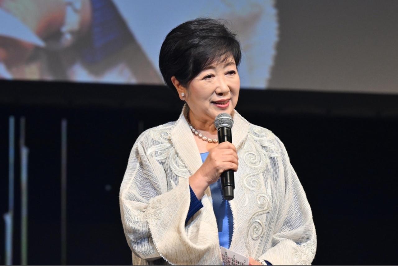 【东京都知事小池百合子结束为期10年的工资减半，合计削减工资总额超过1亿日元。】