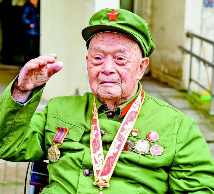 抗美援朝时，他一人歼敌400余人，立下汗马功劳，复员时，却因工作人员写错一字，苦