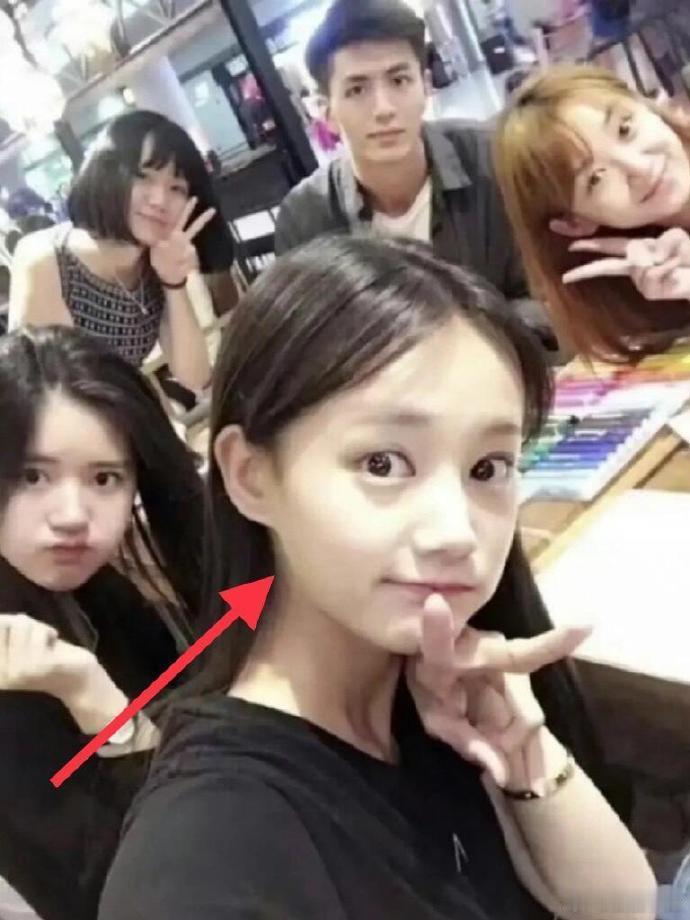 李一桐早期也太美太清纯了吧，笑起来眉眼弯弯看着真讨喜 