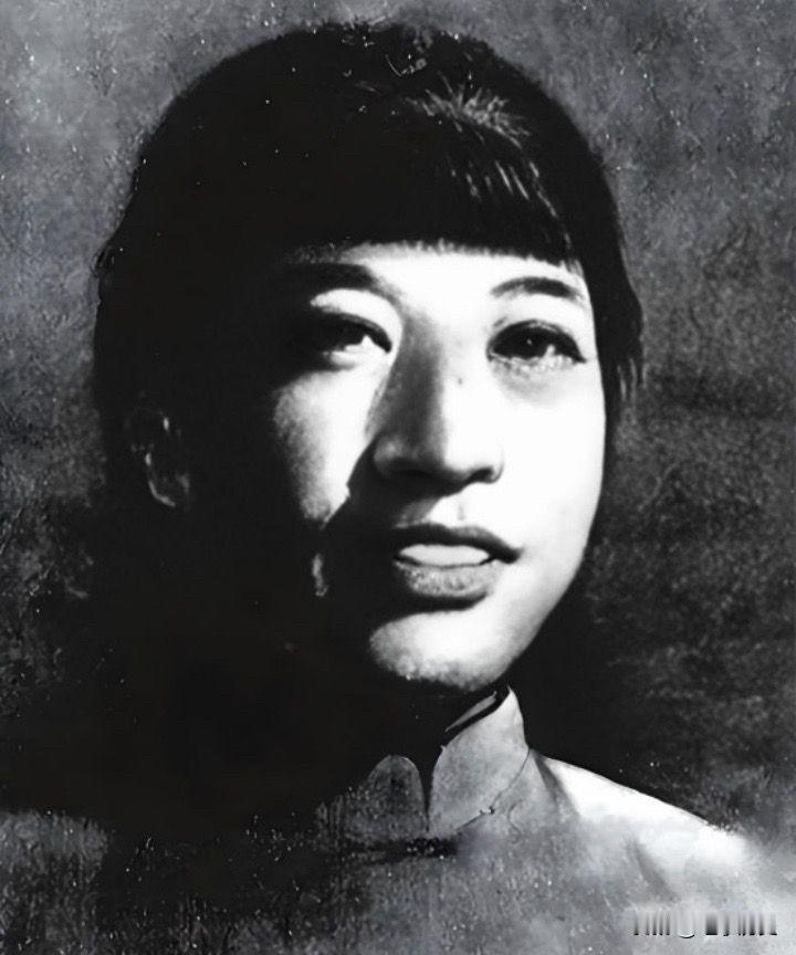 1928年9月19日，一个女人被敌人带到刑场。他们将她衣服扒掉，四肢分开绑在木桩