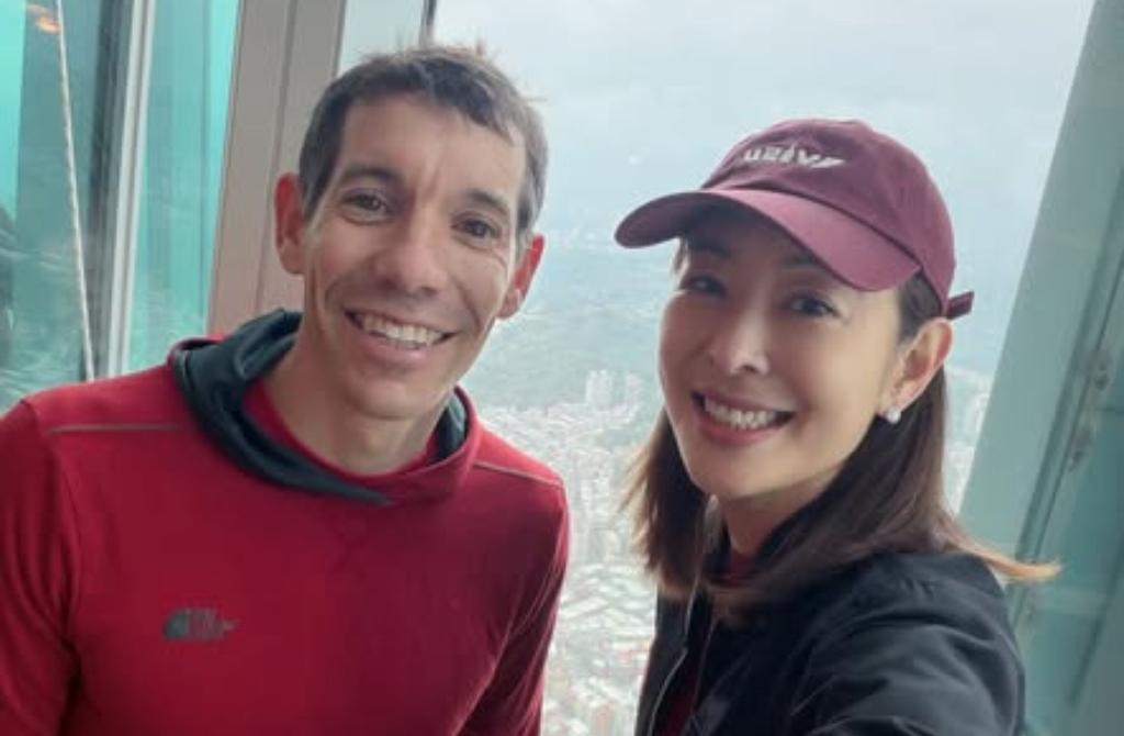 美国自由攀岩好手霍诺德徒手登顶台北101后，成为全球社群流量最强话题，意外让台北