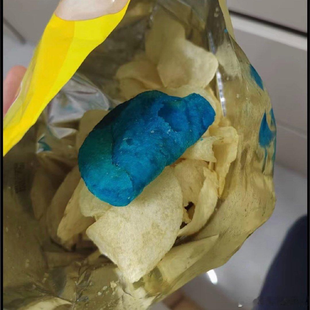 乐事称蓝色异物为着色验证薯片7月17日，乐事正式确认消费者吃出的“蓝色薯片”实为