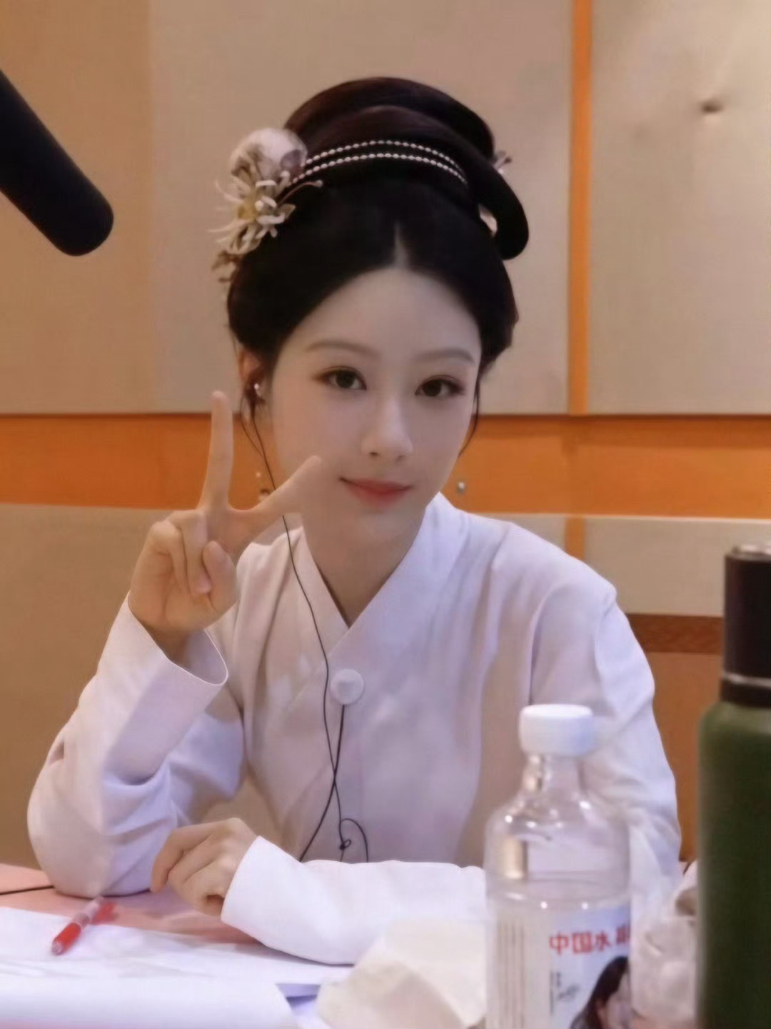 你的眼里装着星星，我从未见过的山河湖海你是爱，是暖，是希望，你是人间的四月天！—
