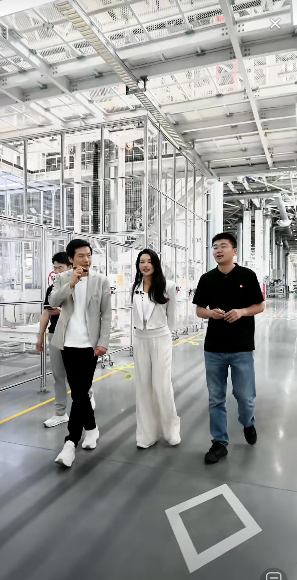 雷军携舒淇一同参观小米工厂，他亲自讲解机器人的操作流程，工厂里几乎见不到工人。舒
