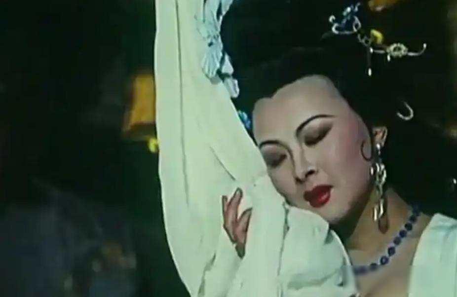 杨玉环没有上吊自尽，而是暗度陈仓逃窜到了日本？2002年，女星山口百惠在公共场所