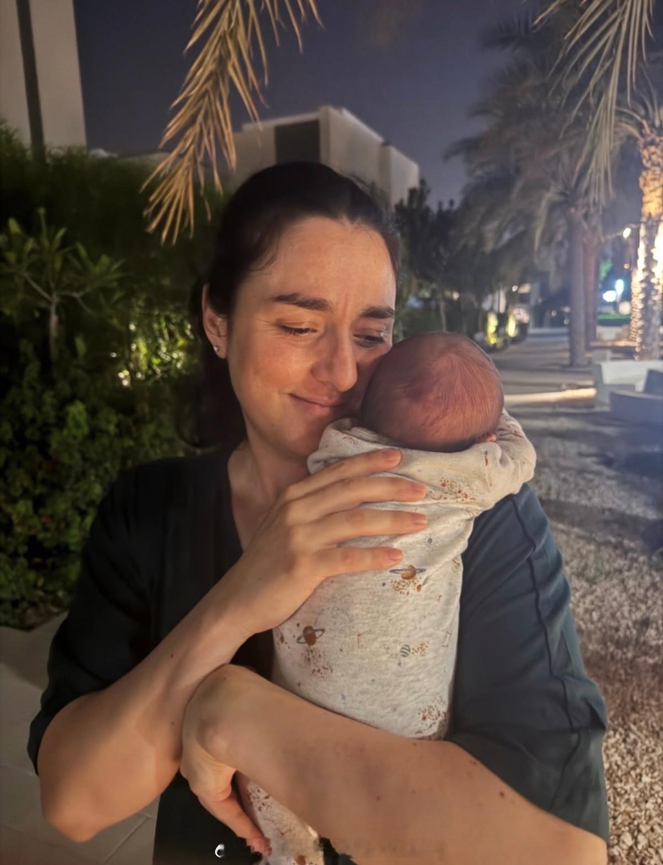 贾巴尔当妈妈后变更女人了。 且有一种慈祥的感觉。