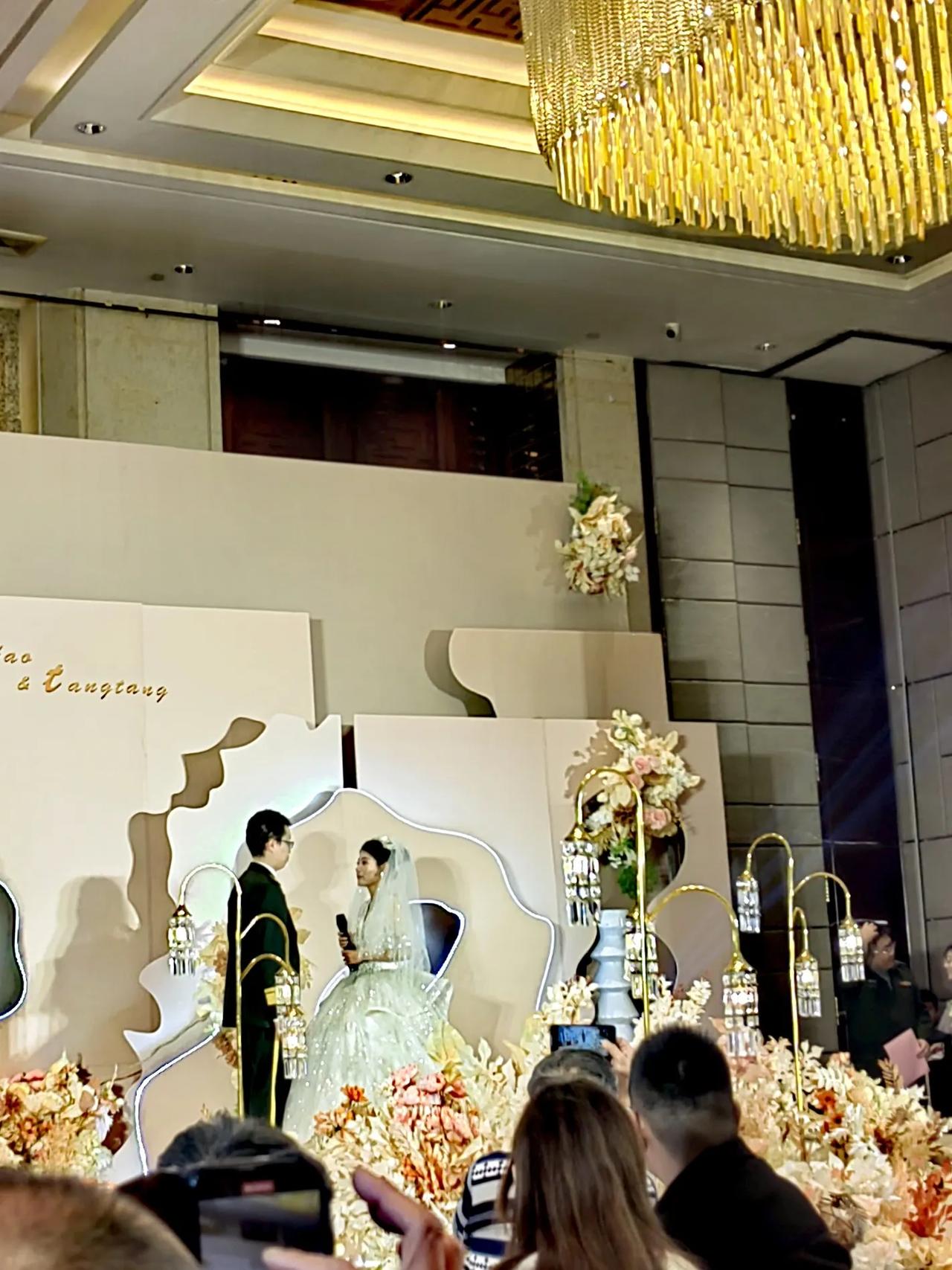 我的宝藏兴趣参加朋友儿子的婚礼。军人的婚礼也很浪漫。