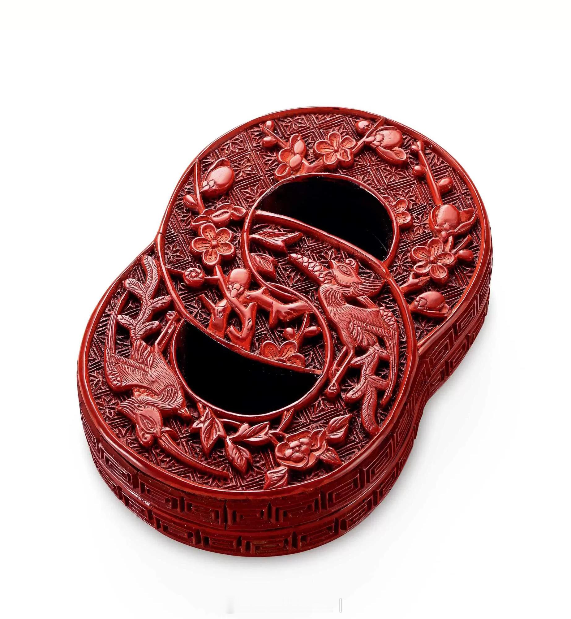 髹饰录 | 明晚期 剔红凤穿花纹双环式盒此盒设计巧妙，为双环式，甚有情趣。图案因