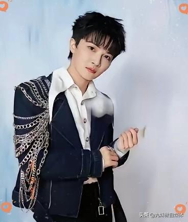 5600块钱，就让整个娱乐圈脸红了。春晚演完，周深没急着走，拿着一沓厚厚的红票子