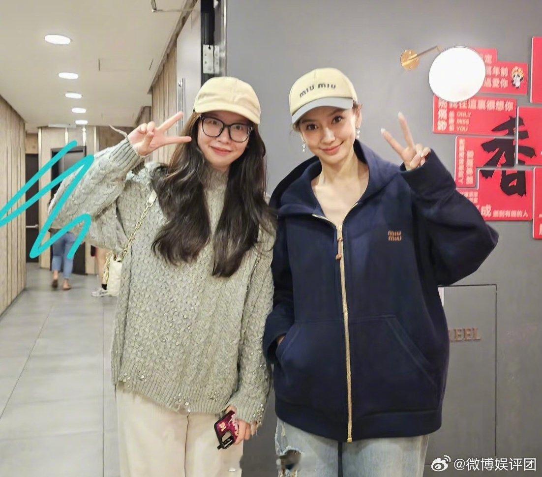 Angelababy与路人合照  有网友在香港海底捞偶遇Angelababy，并