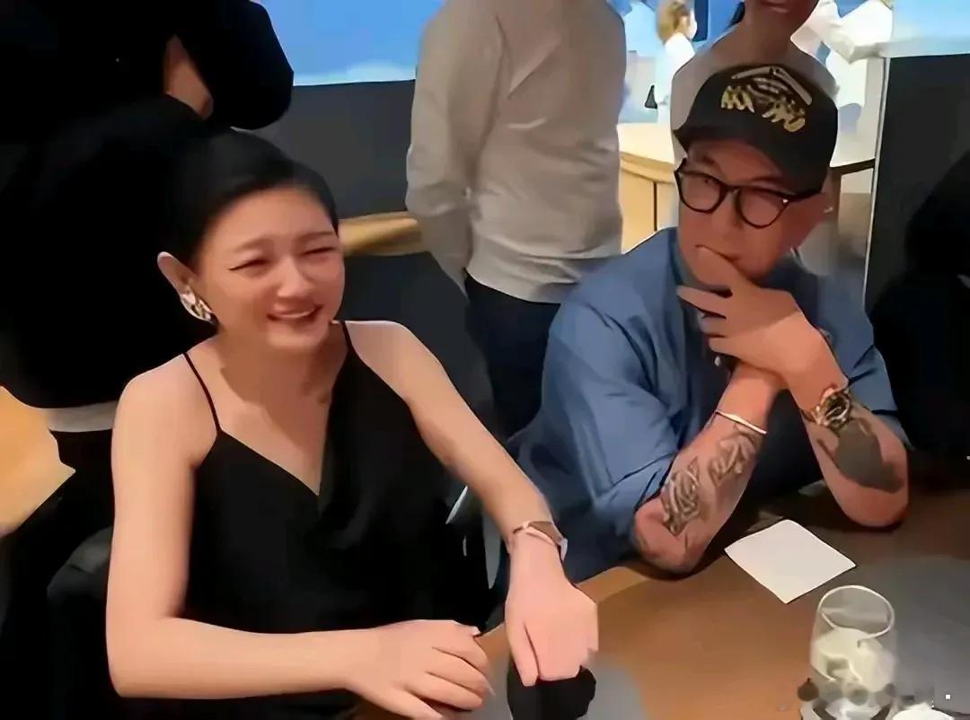 大S刚与具俊晔新婚时意气风发带着具俊晔一起参加周杰伦的高端饭局，她也穿着时尚的吊
