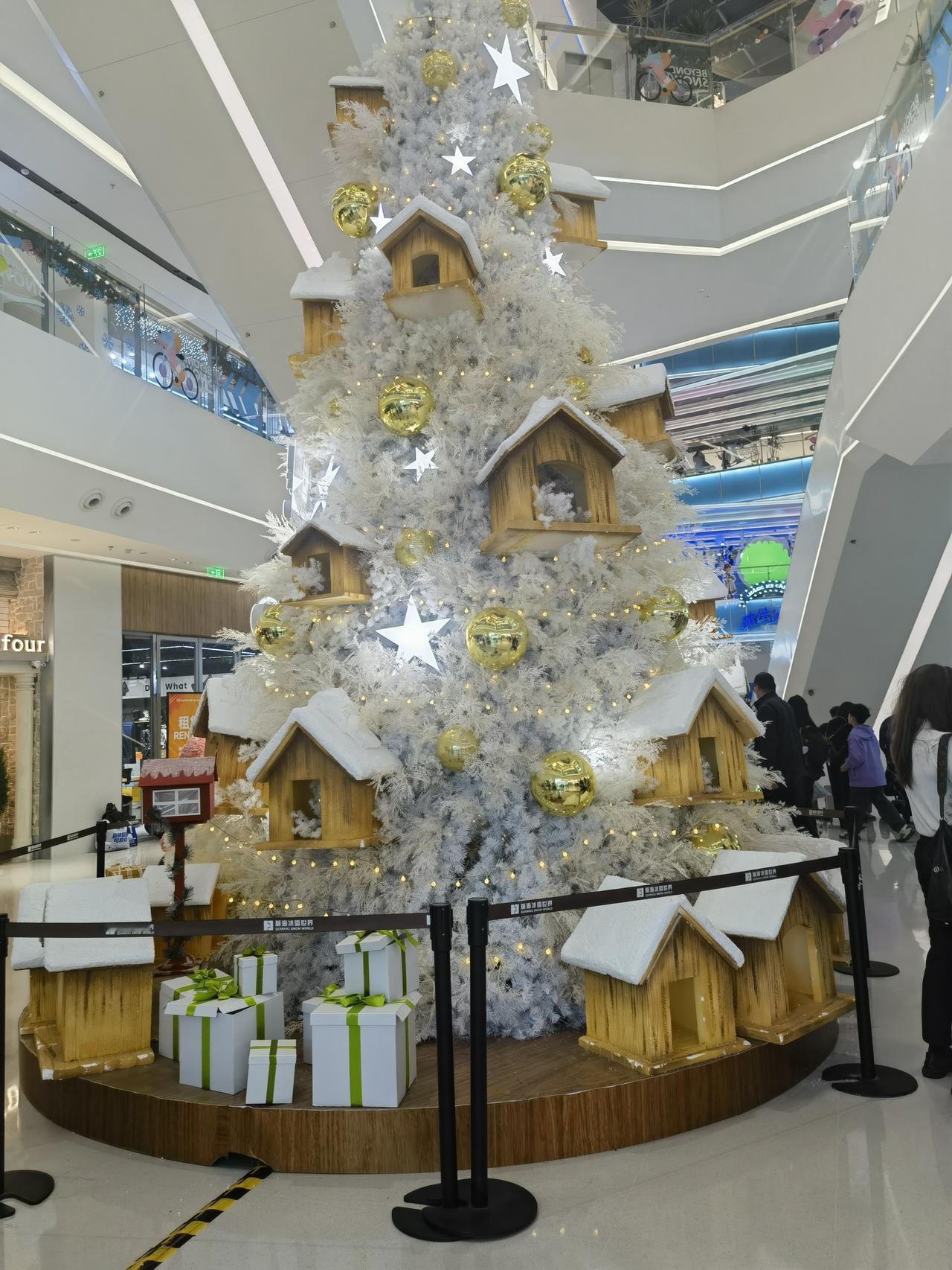 标题：滑雪爱好者的福音
深圳华发滑雪场，堪称一个令人惊叹的奇迹！
它坐落于深中通