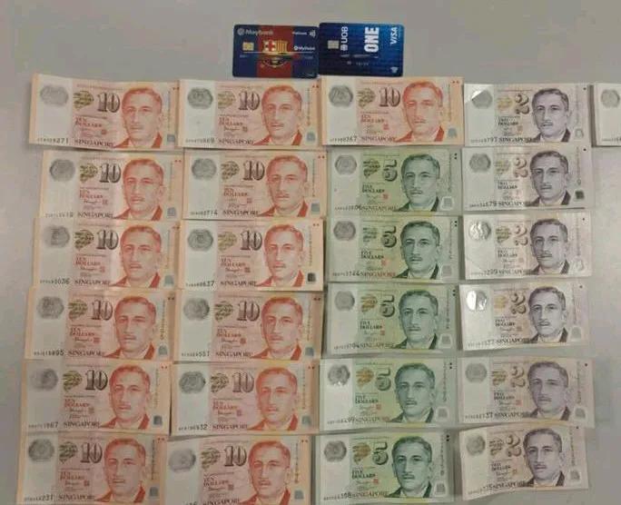 在短信中称发现一块“饼干”，这不是普通的“饼干”，这是一个暗号，指的是信用卡。中
