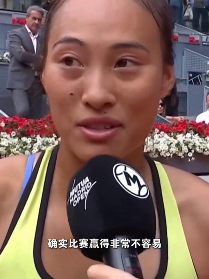 很想念在赛场上拼搏的感觉，郑钦文回应红土赛首秀开门红。
确实比赛赢得非常不容易，