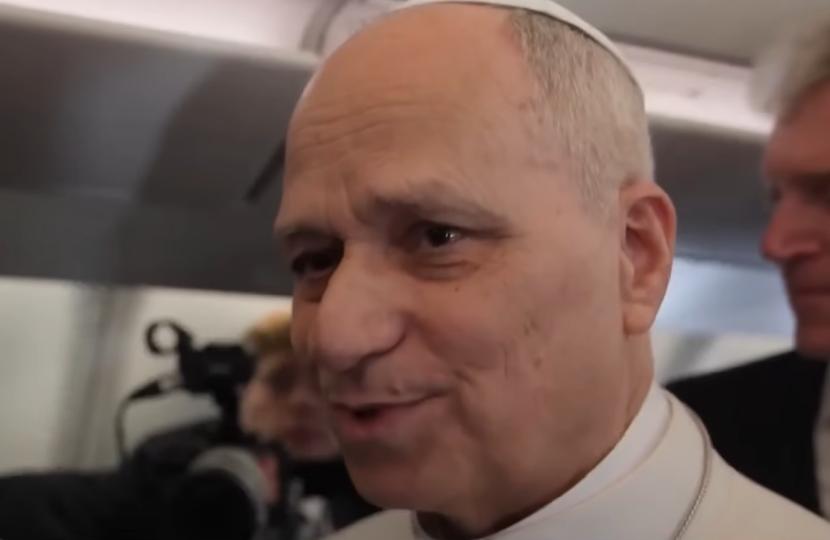 复活节当天，特朗普干了件震惊全球的事！

公开炮轰首位美国出身的教皇利奥十四世，