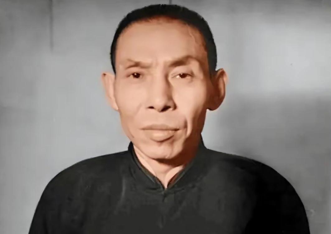 当年，杜月笙为检查儿子是否聪明，在桌上放了银元、金条和钞票，但儿子只选了块桌布，