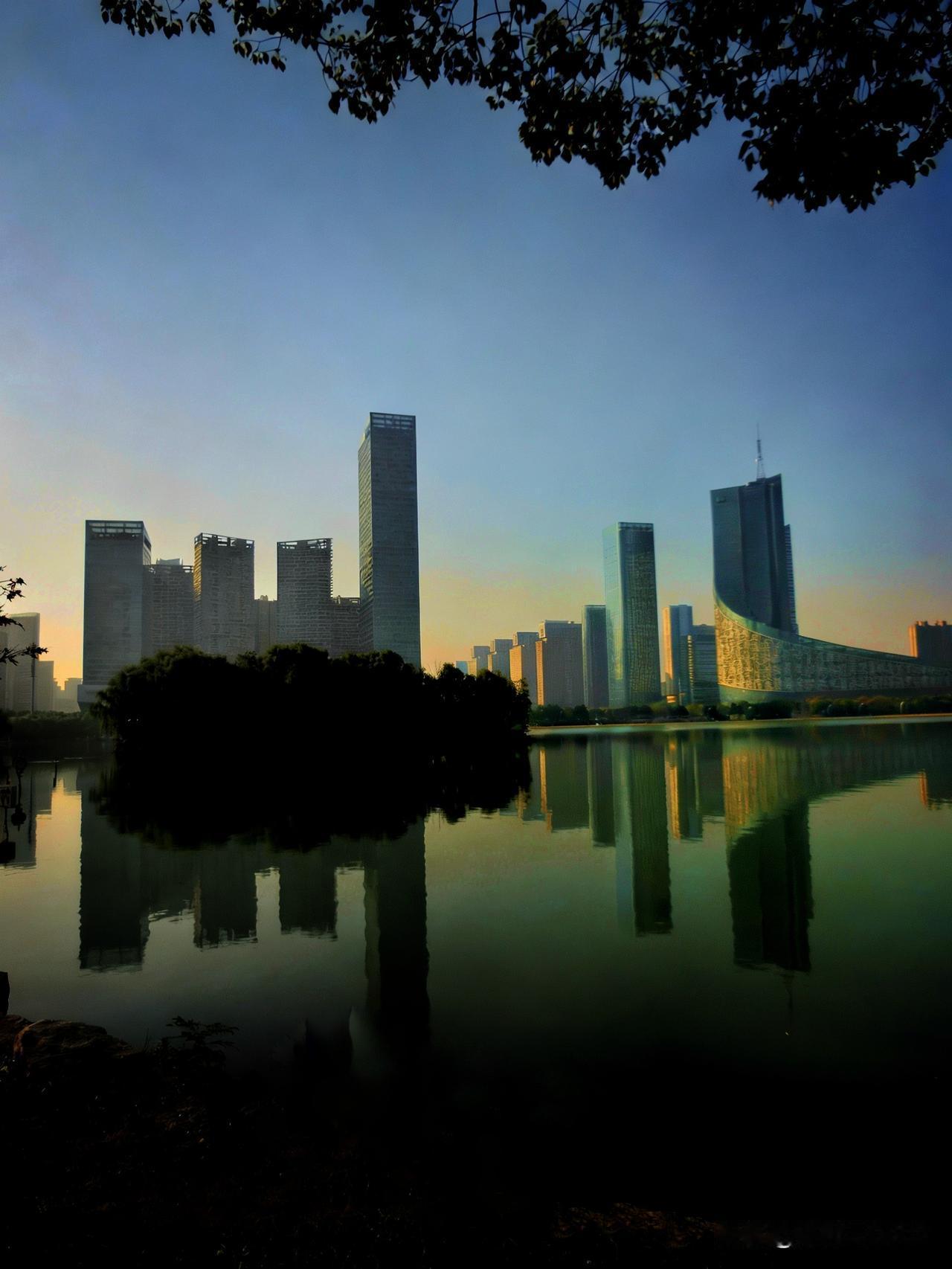 岁月留影，合肥！

这里是我的祖居地——合肥天鹅湖。每次回到合肥，我都喜欢沿着天