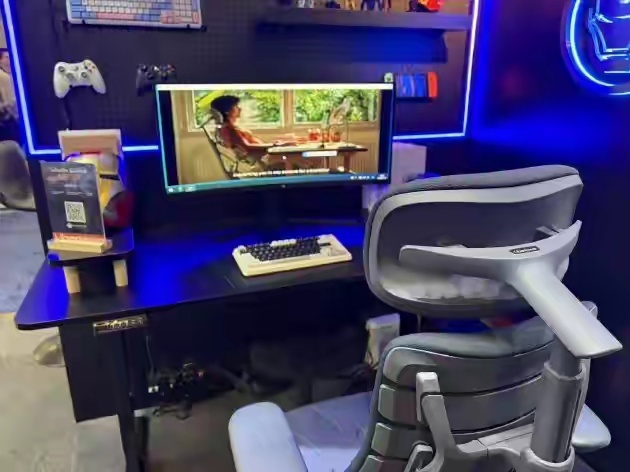 智能办公椅爆改取件机器人90后博主硬核改造智能办公椅，加电机电池底盘和超宽带发射