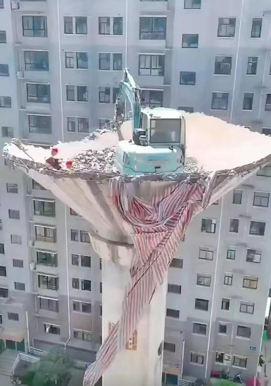 挖掘机不考虑退路吗？？？这大家伙如何撤退呢？？？ 海阔试车超话 ​​​