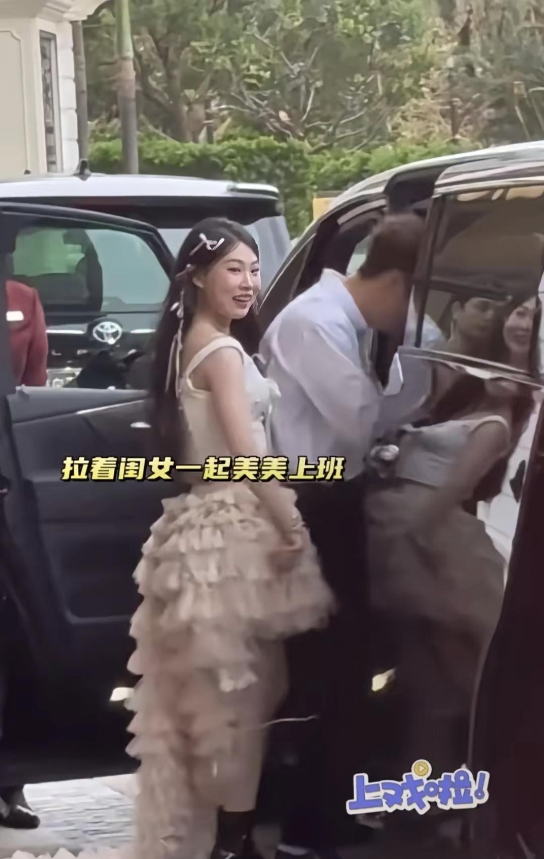 在湾区升明月晚会上，小沈阳和女儿沈佳润一同现身，父女俩长得超像，长脸细眉小眼，笑