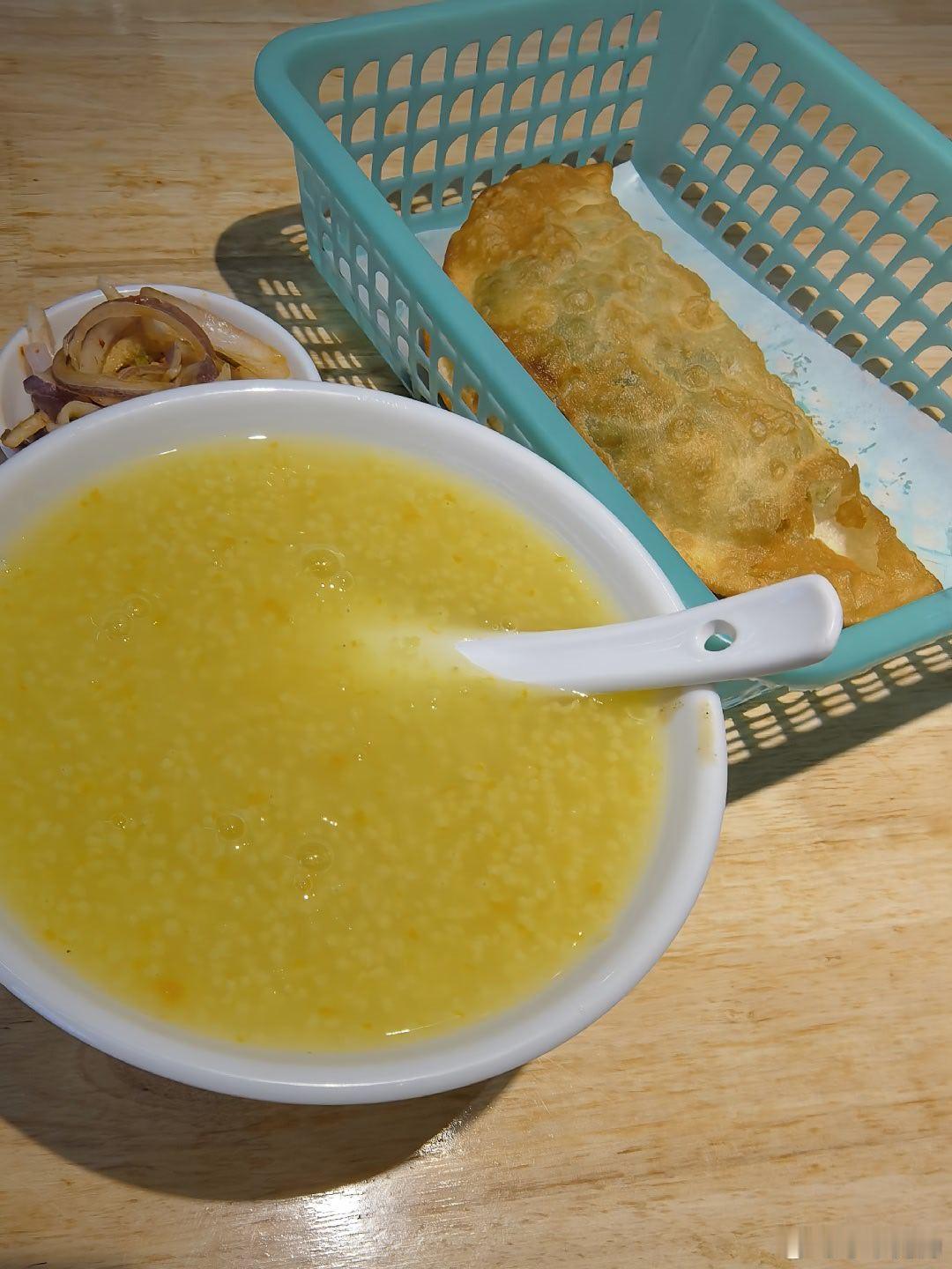 小伙伴们，对河南人来说，早餐是菜角吸引力大，还是油条吸引力大？这一份早餐，才3块