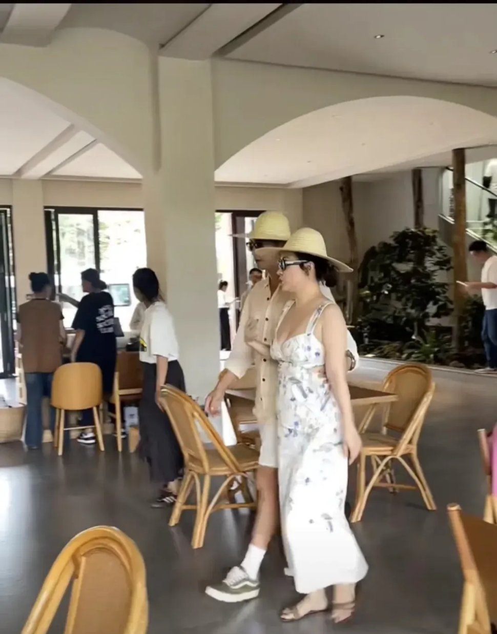 霍思燕现在不参加综艺，不拍戏，霍思燕这身材，是正常女人到四十多岁样子，普通人其实