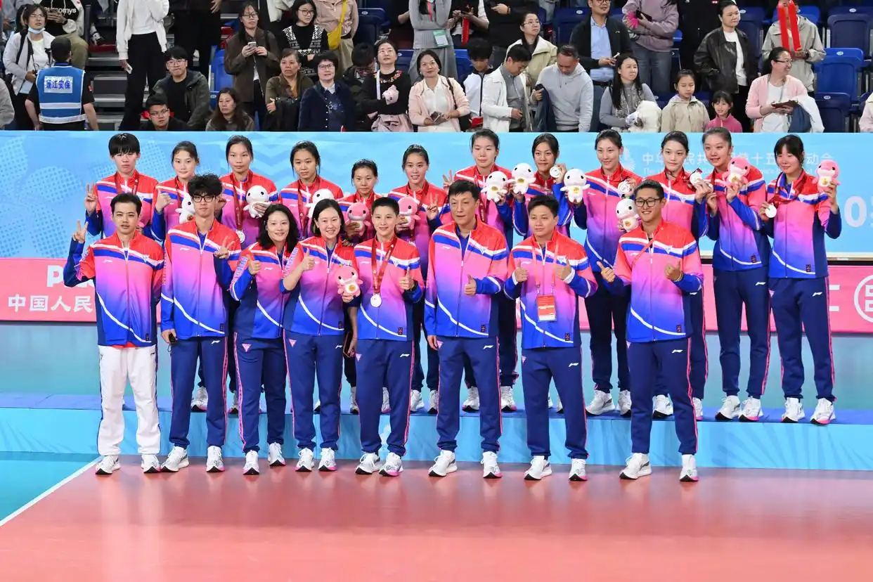 原来上海U20女排的教练团队里，除了主教练是张磊，助理教练还是米杨。我的青铜一代